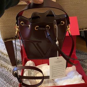 Guaranteed authentic leather Valentino Garavani bucket bag in Rubin bran new